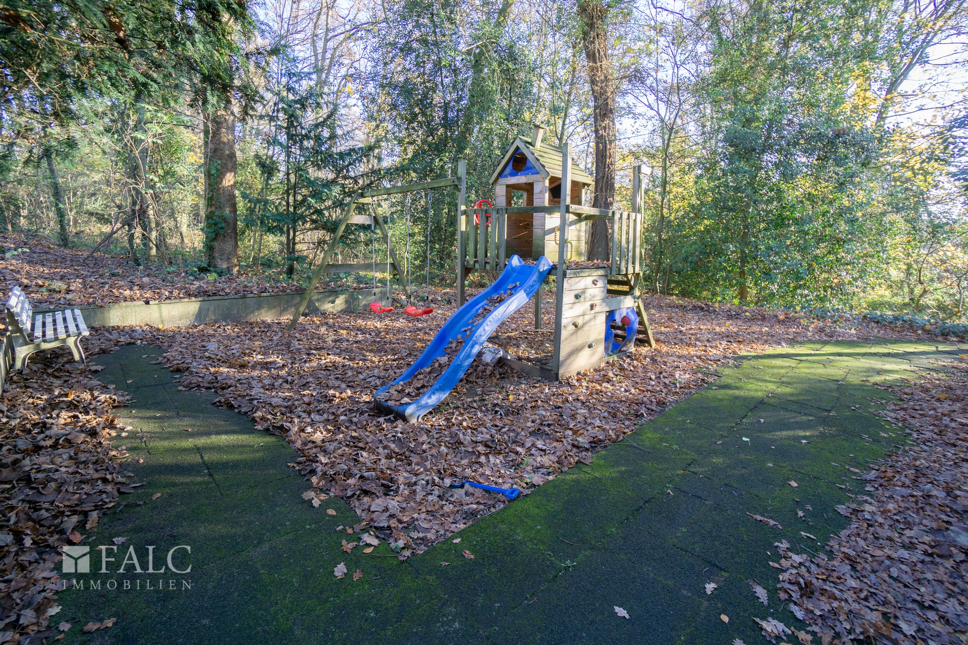 Spielplatz hinter dem Haus